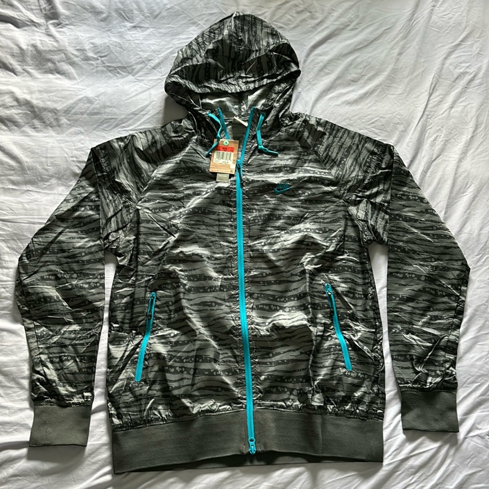 Men’s Nike water repellent windbreaker wind runner L